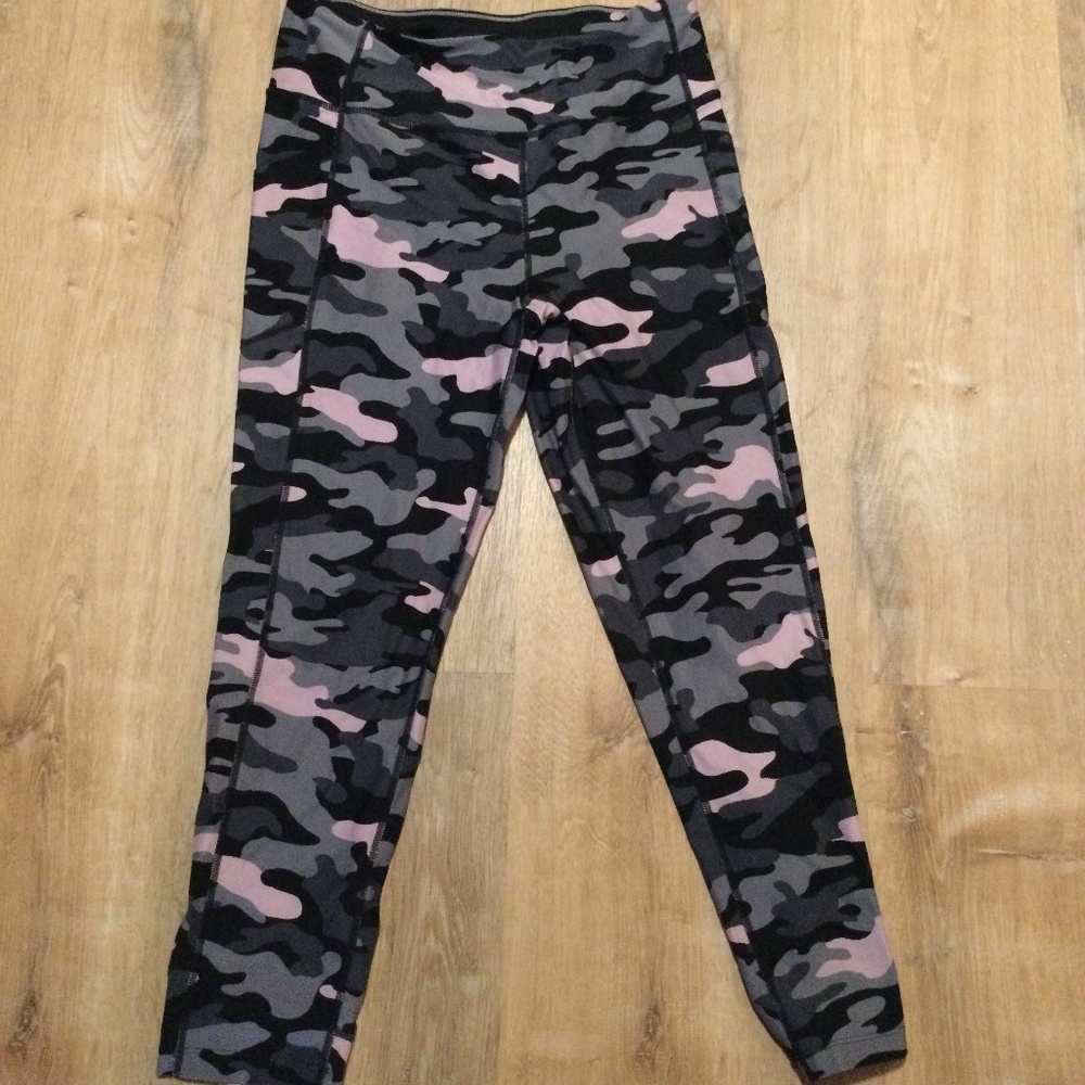 Brand: Calvin Klein      Size: Large